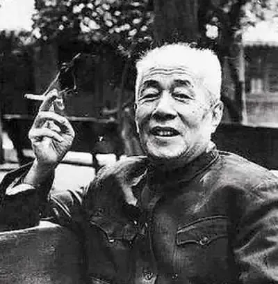 1947年，地下党员王冶秋走到院子时，发现他的勤务兵被军统特务抓了，特务指着王治
