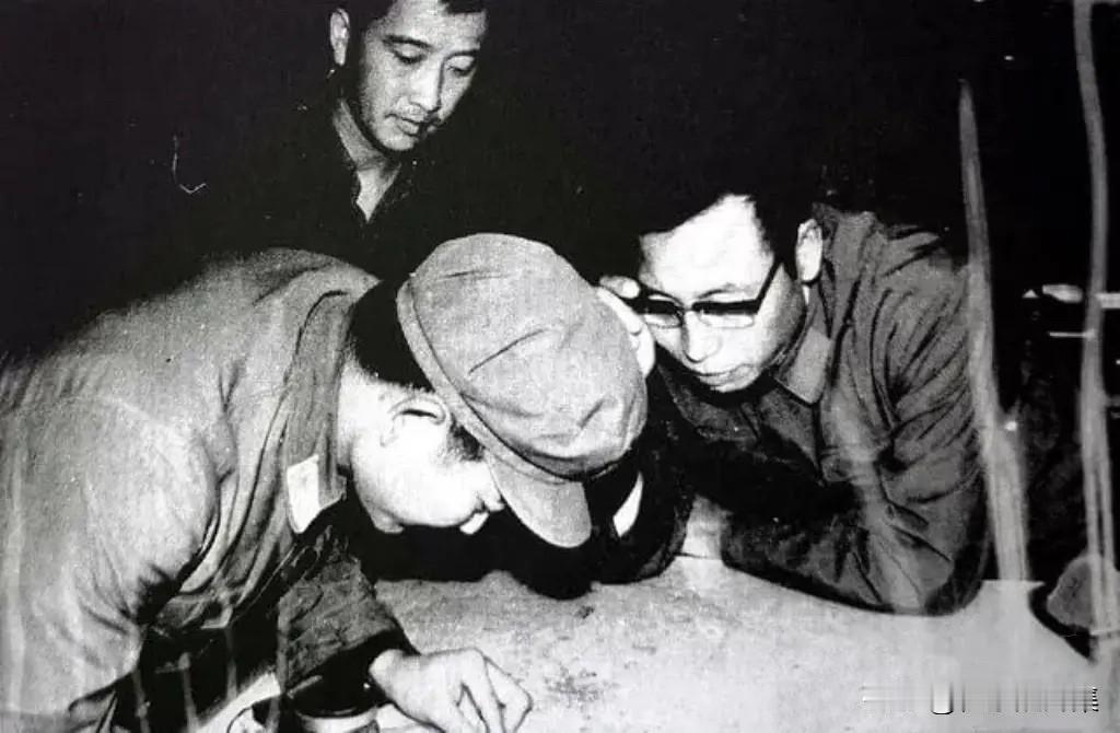 1984年，32师师长刘玉尊（右一）与师参谋长杨子谦（左一）等研究作战部署的照片