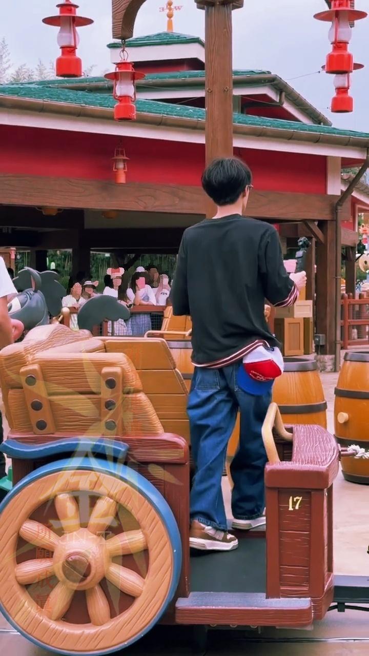 檀健次好瘦的一条人好可爱的小手办​​​