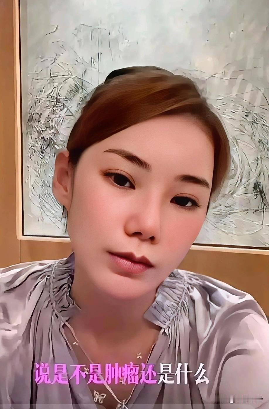 她告诉大家，她的阿宝去了汪星。小梅坚强些，阿宝带走了满满的爱。14年的欢笑永远珍