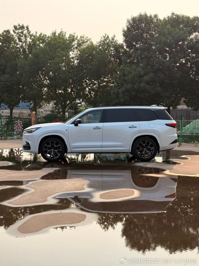 雷克萨斯TX500h26款颜色:白/黑。加版配置:2.4T双电机后轮转向全景天窗22寸轮毂抬头显示马