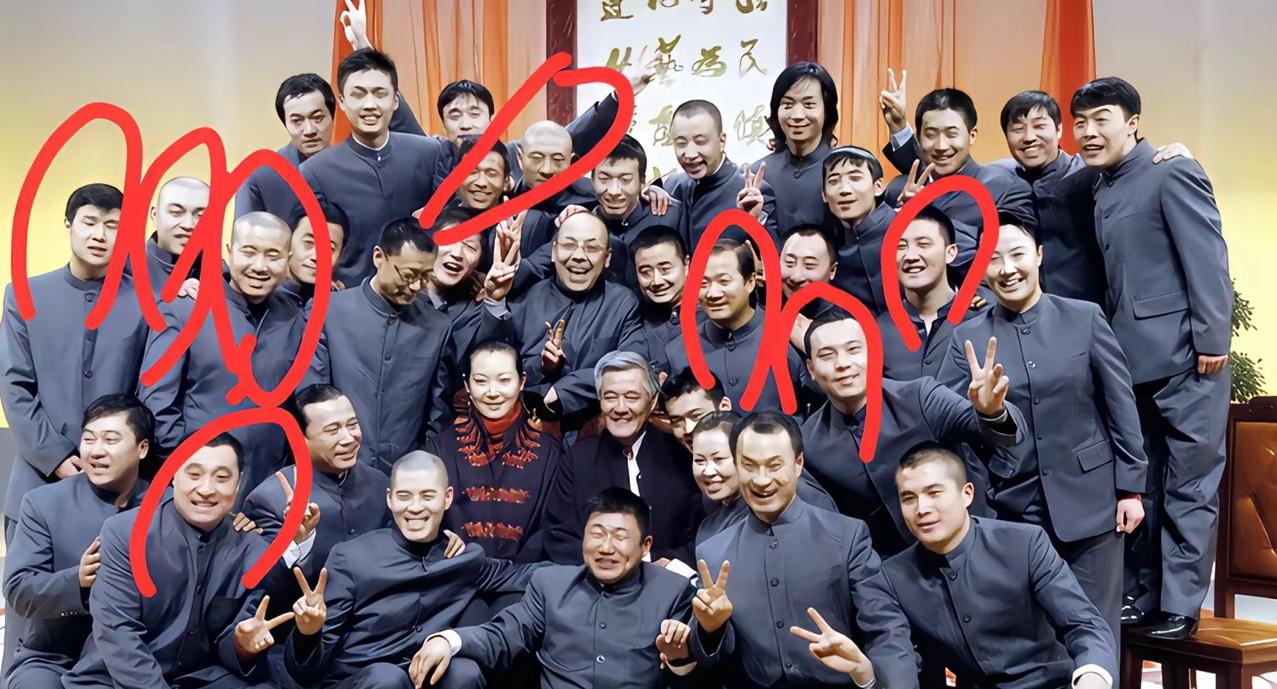 早期，赵家班的一张大合影，赵本山与妻子马丽娟端坐中间，里面能看到小沈阳、王小利、