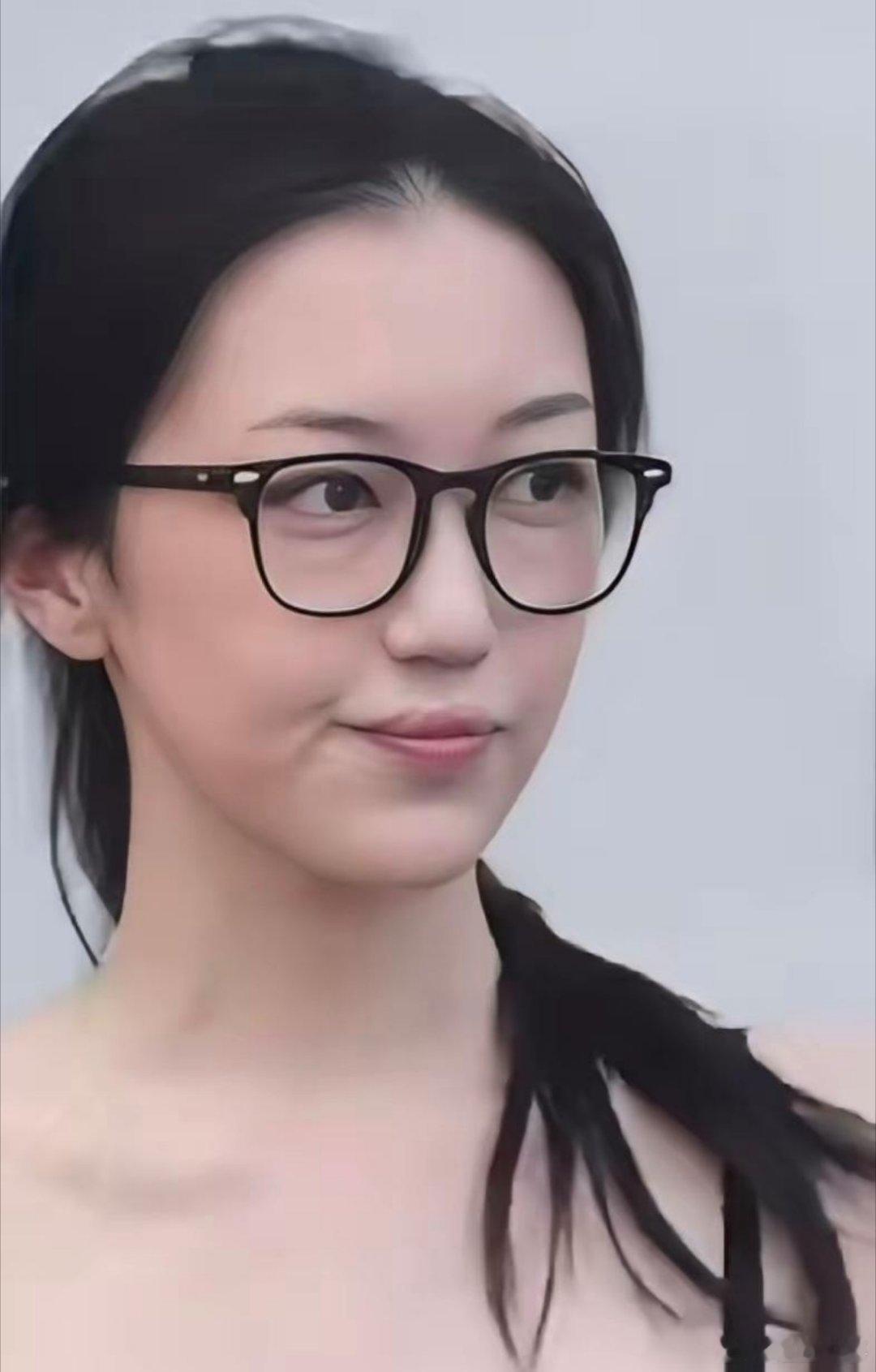 说白了，李嫣嘴唇有没有伤痕已经不重要了，不是因为她钱这辈子都花不完，是因为李嫣的