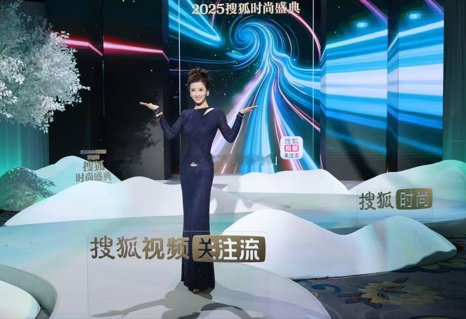 不得不夸，朱梓橦的红毯气质太独特了。干净的妆面透着高级，礼服优雅又合身，整体看下