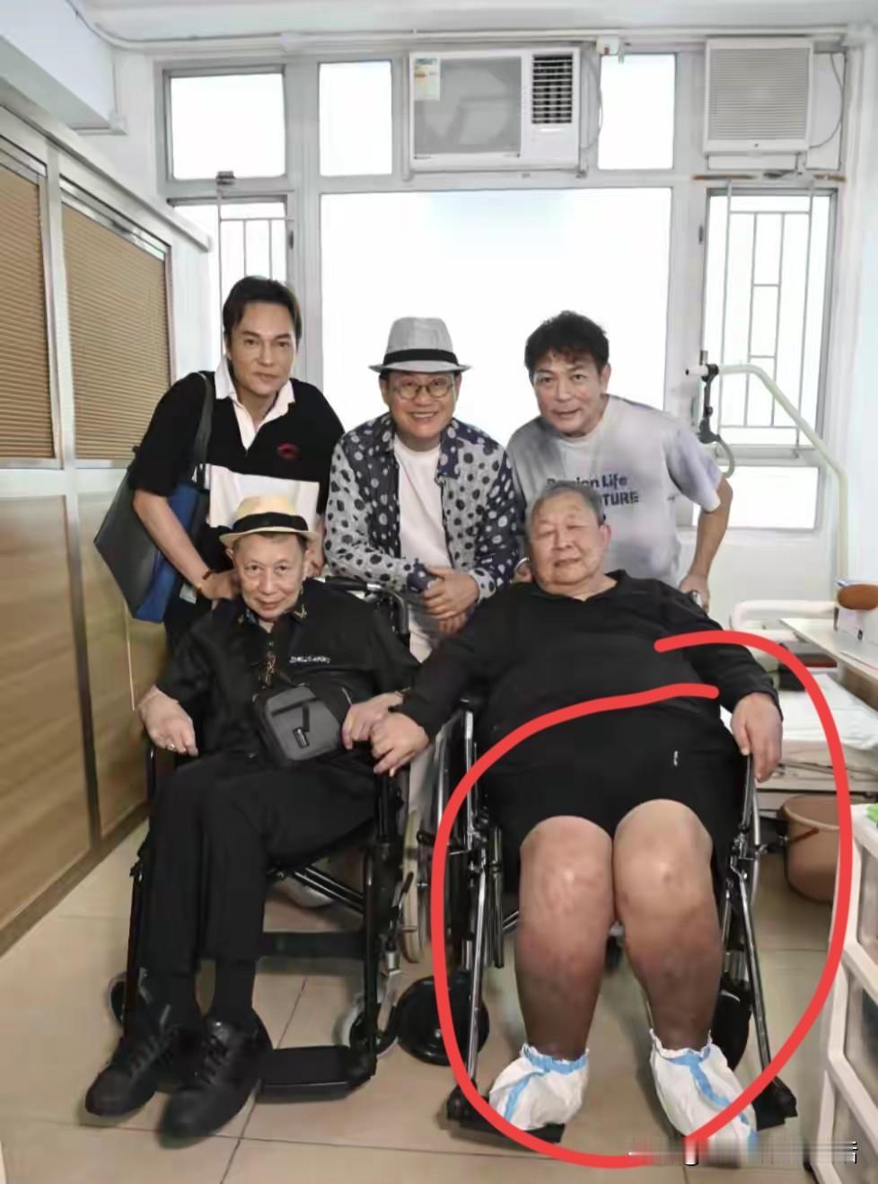 扮演老顽童周伯通的秦煌，一直住在养老院里，经常有原来演艺圈的朋友去探望他，今年中