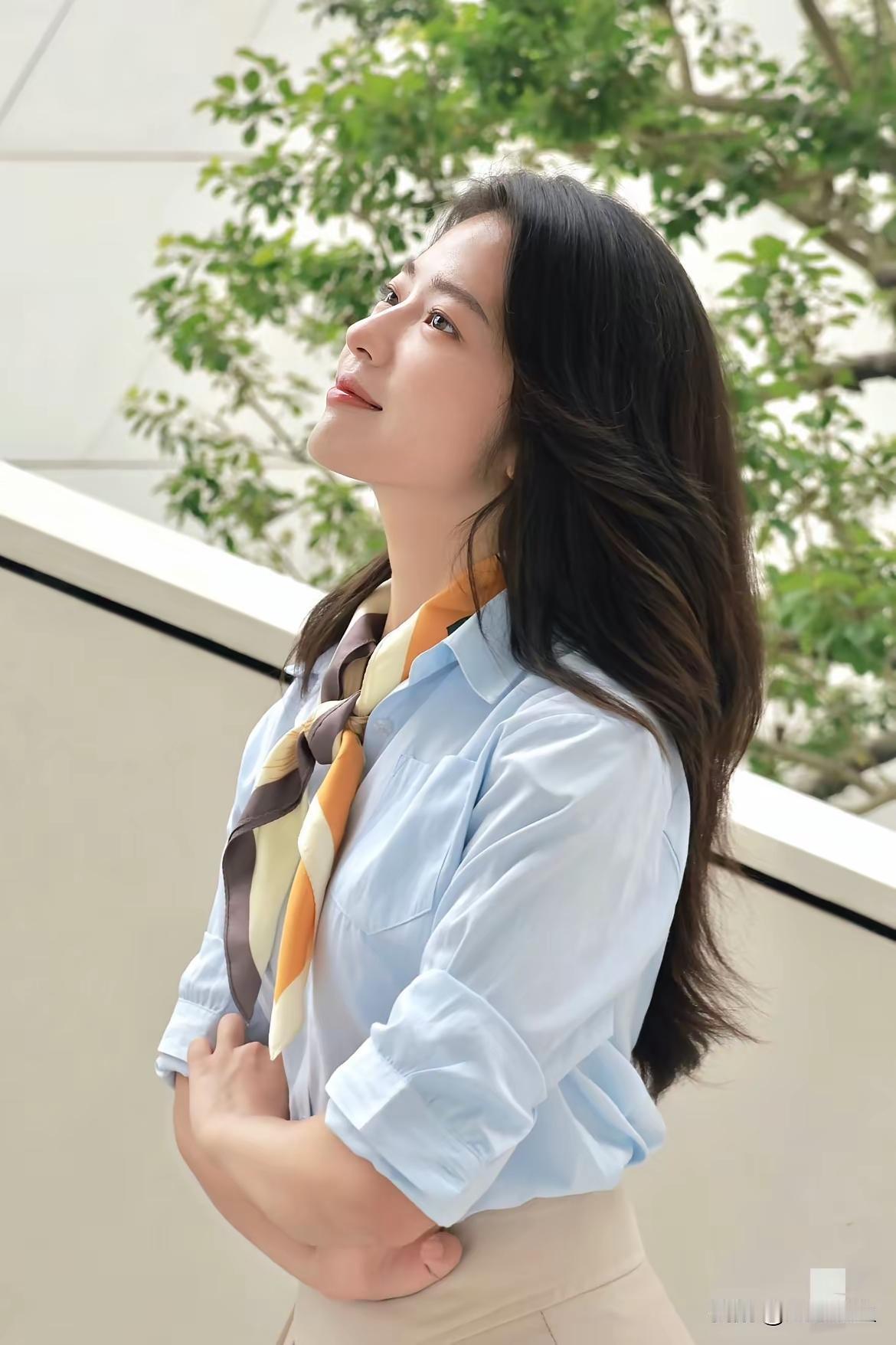 优雅职场风，浅蓝色衬衫搭配彩色丝巾，自信满满！💼👗