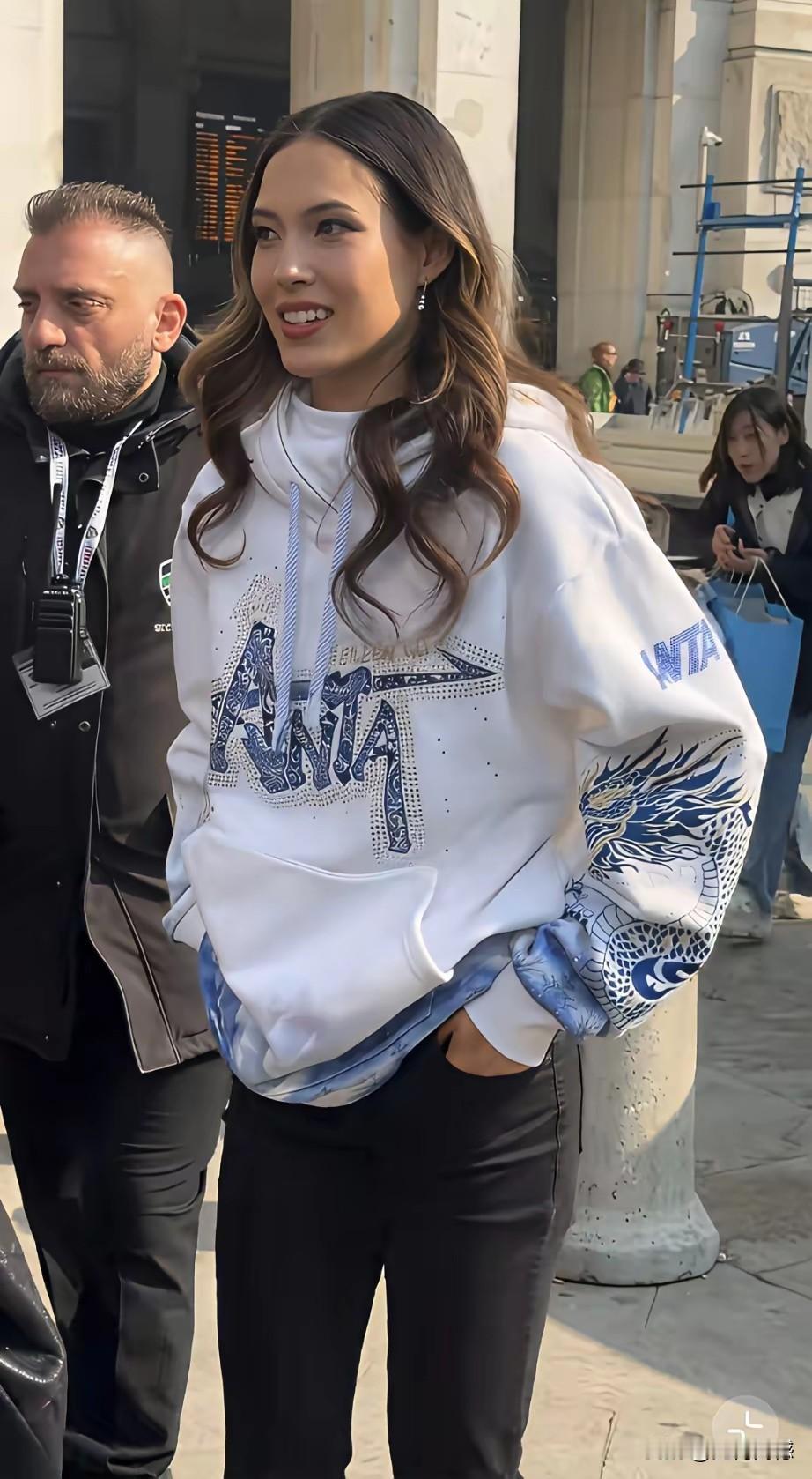 谷爱凌走在米兰街头，看起来真有明星范儿，记忆当中，米兰好像就是一个时装很有名的城