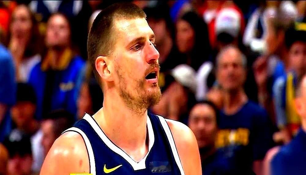 一份2.12亿的合同，推到约基奇面前。他眼皮都没抬，直接摇了摇头，“不签”。