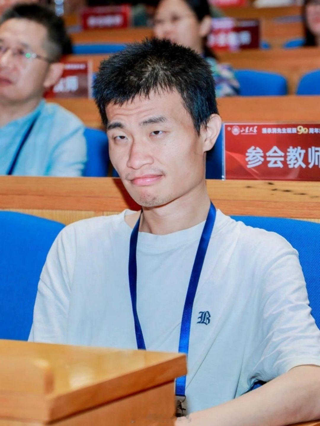韦东奕通过B站账号带货，卖自己主编的数学练习册，而且72小时内卖出超过26000