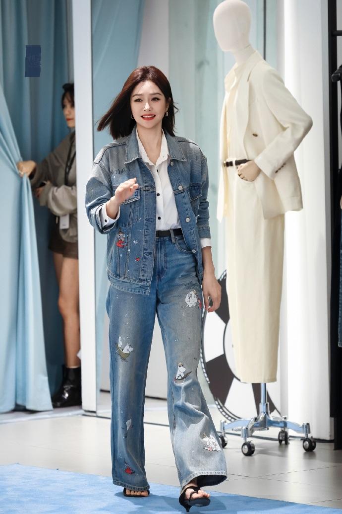 今天秦岚在深圳出席时尚活动，她这次搭配的很有潮流时尚之美，看上去特别的靓丽。