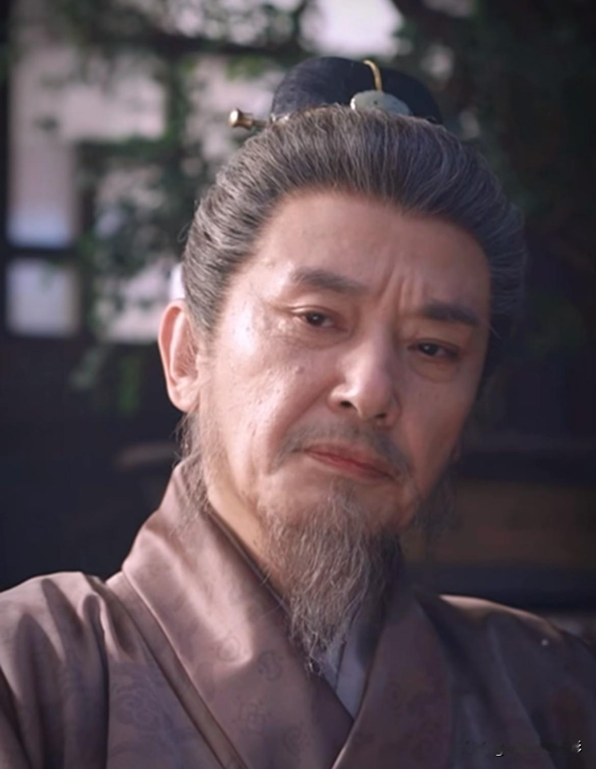 都说别找长相过于惊艳的老者演祖父，侯长荣在《兰香如故》一出场就打破这个说法。他可是红楼梦里的第一美男
