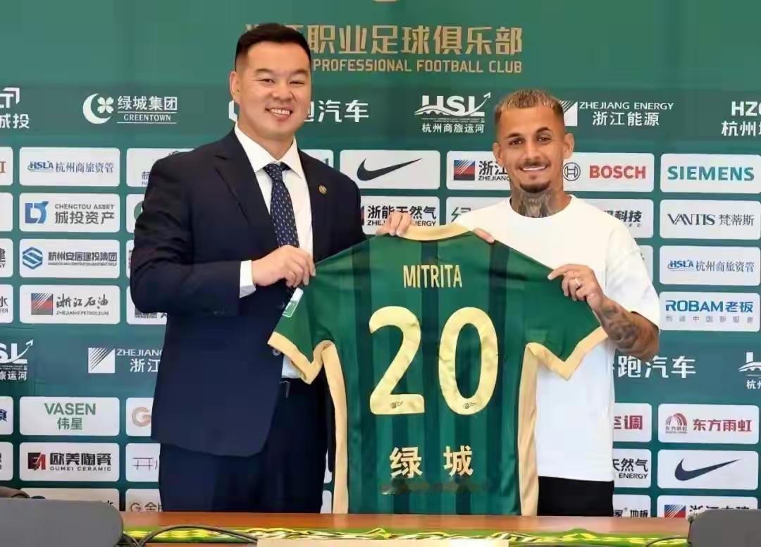 一个赛季看下来，浙江队防守上中卫的争高球能力以及边路的问题一直都没有解决。特别是