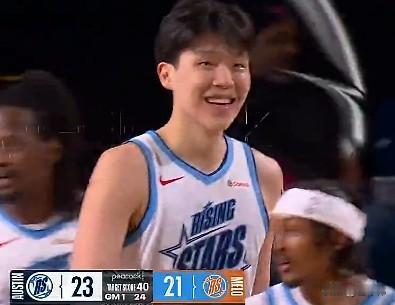 小杨笑了！小里弗斯谈杨瀚森：“他的表现很惊艳。”“作为一个大个子中锋。”