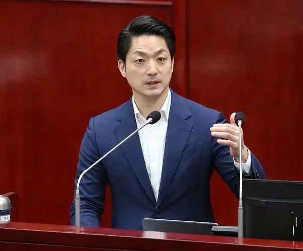 台北市市长、蒋介石的曾孙蒋万安直接把话说死了！他当着媒体的面斩钉截铁地说，自己绝