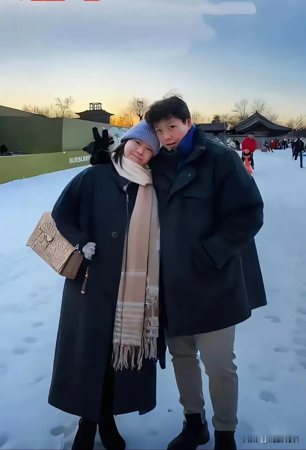 全红婵这波“长大暴击”也太戳人了！雪地照片里的她裹着黑大衣、搭着浅紫围巾，天蓝色