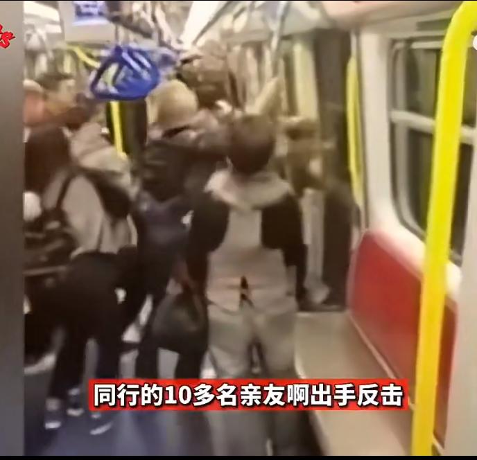 印度人在香港地铁上调戏19岁女孩，女孩男友非常愤怒骂了他，他却直接动手想要打她的