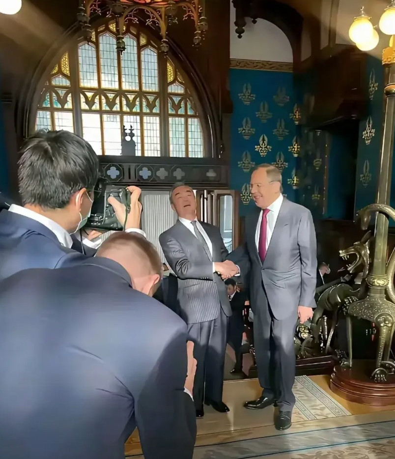 越是这个时候，越应保持大国的镇定！两个拉夫会面，真情的抖露！这个时候，大国要