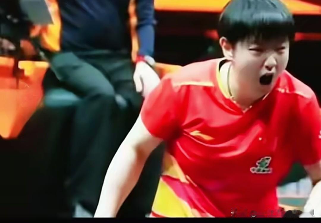 孙颖莎回北京治疗，她的脚伤到底有多严重呢？据说她12月13日的半决赛中，移步