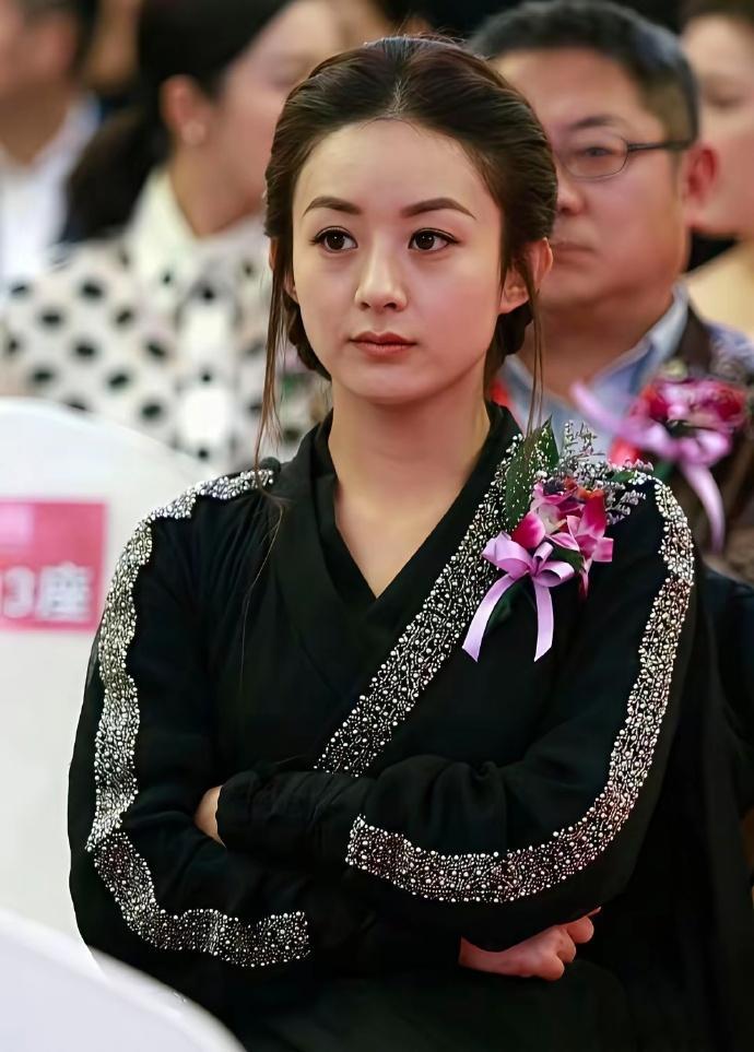 到现在还记得，赵丽颖当年就因为穿了这身衣服去领奖，被不少人群嘲。可当时那些嘲笑她