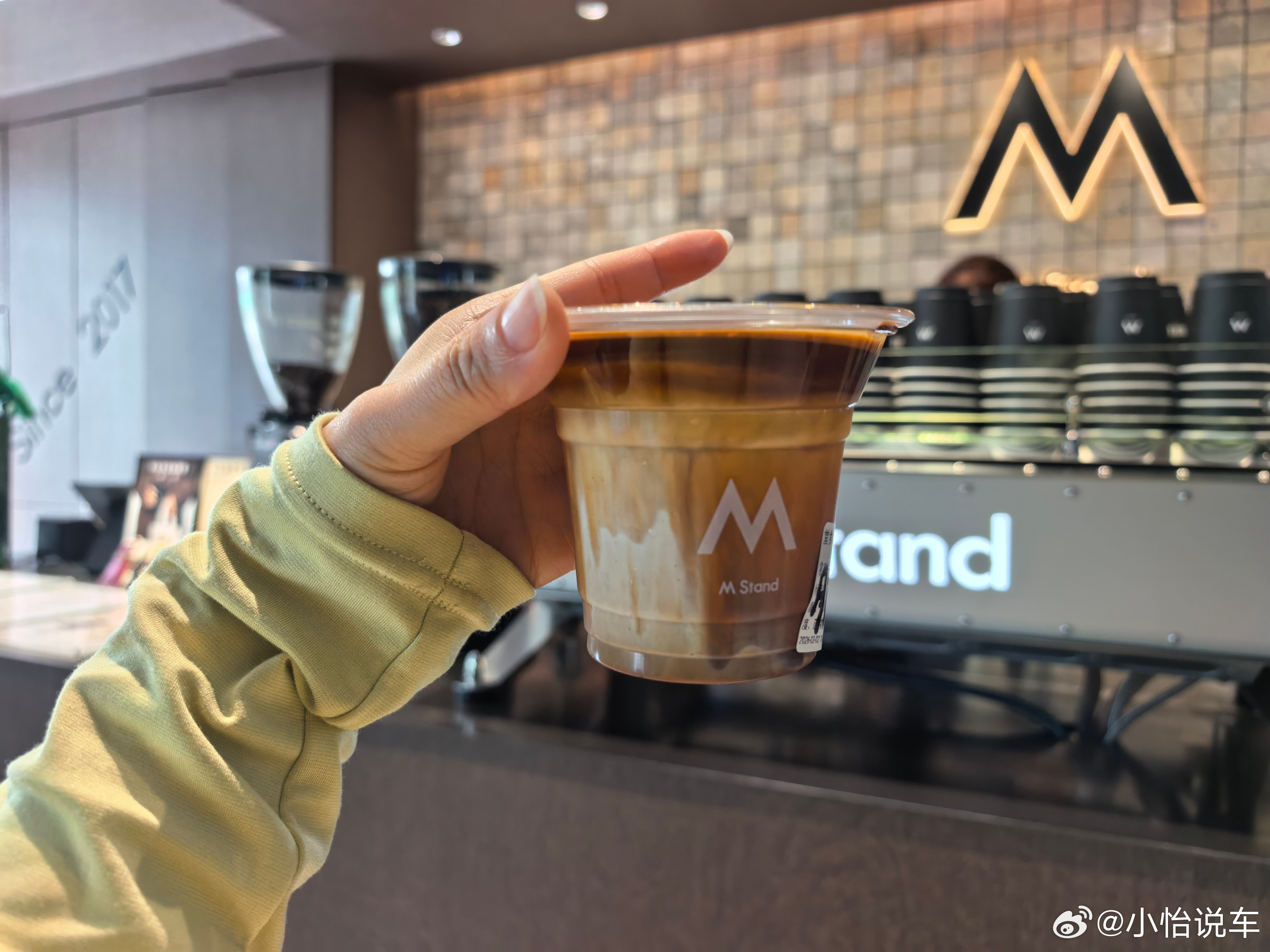 品尝一下Mstand的脏咖啡上面是热的咖啡液下面是冰的牛奶180ml很袖珍