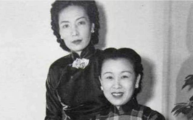 1937年，孟小冬去看望闺蜜姚玉兰，夜里与她同床而睡。谁料，闺蜜趁她睡熟溜出去，