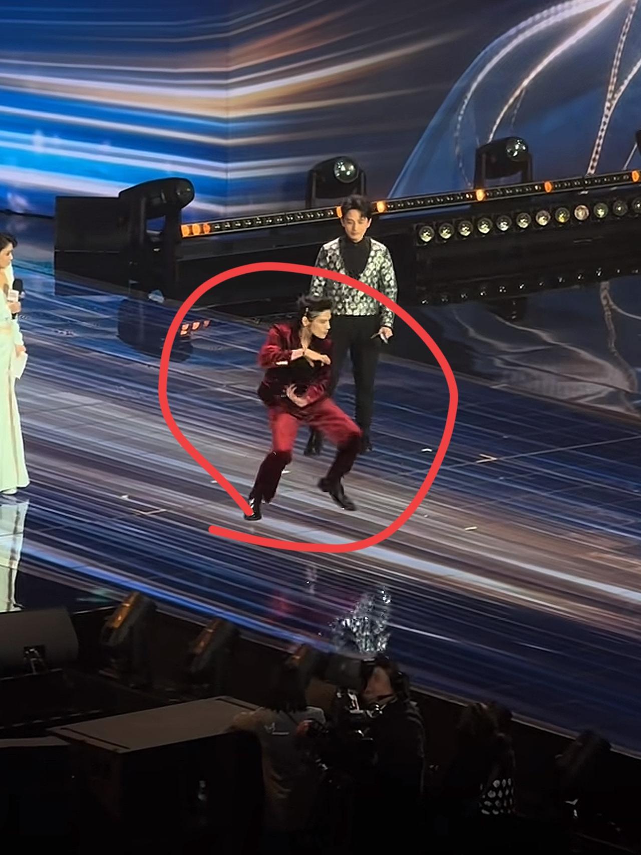 我问我老公向佐为啥要在台上突然对主持人飞踢我老公白了我一眼说，这还不懂吗