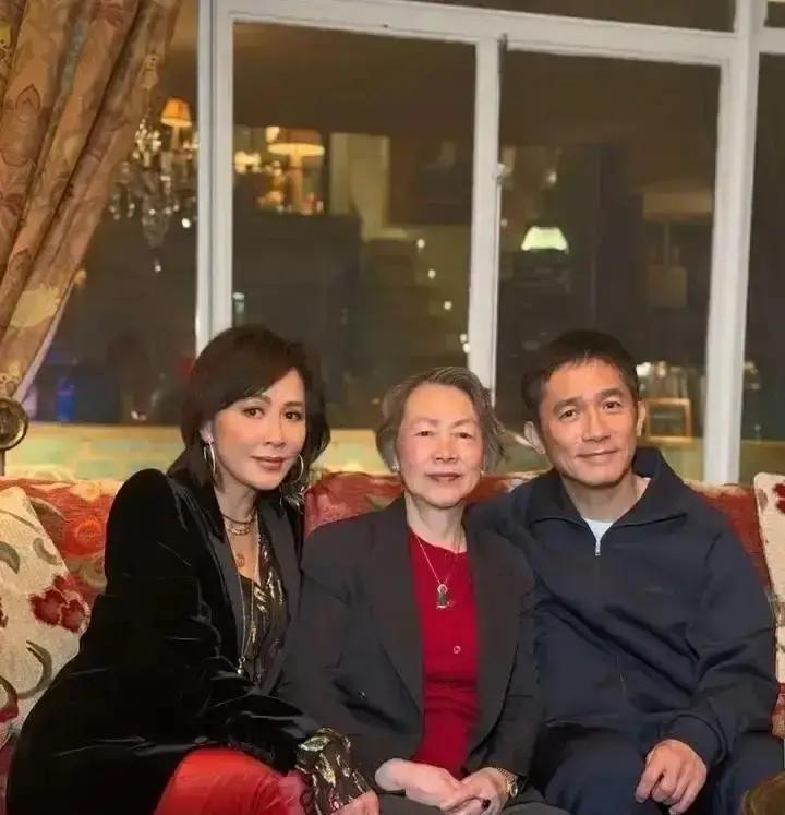 刘嘉玲把自家客厅灯调暗，摆一圈沙发，王菲套着大毛衣素颜进门，先给嘉玲一个熊抱，再