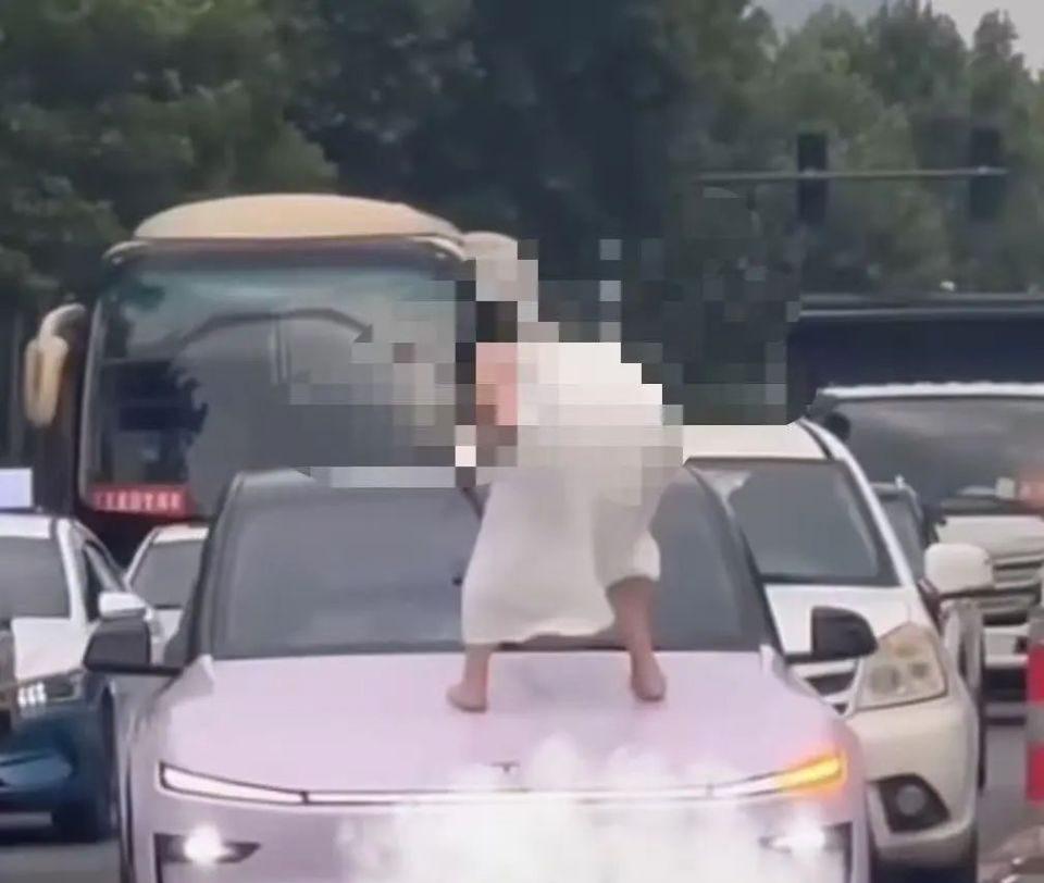 洛阳女子当街打砸车辆，官方通报：系精神病发作。6月2日傍晚6点左右，一段