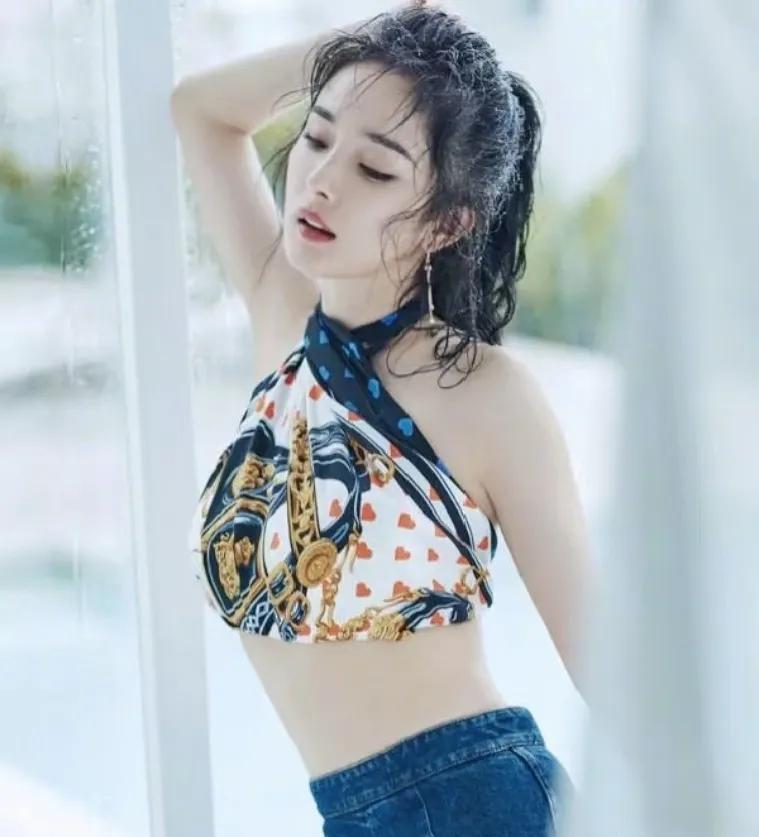 杨幂全面开花：完美身材、卓越演技、公益善举，正能量榜样照亮娱乐圈！#杨幂##杨