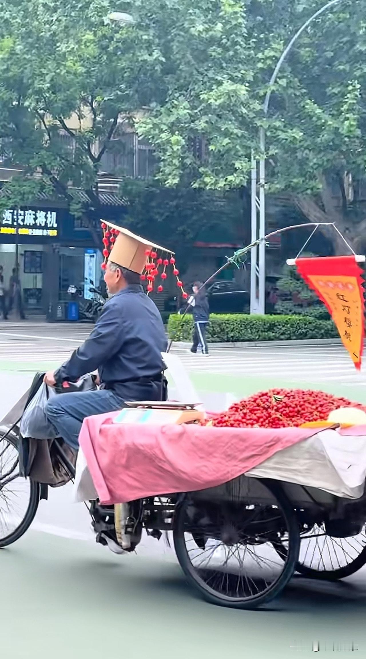 西安人还是太能整活了！太有节目了！都扮上秦始皇开始卖樱桃了！这樱桃不买都不行[笑