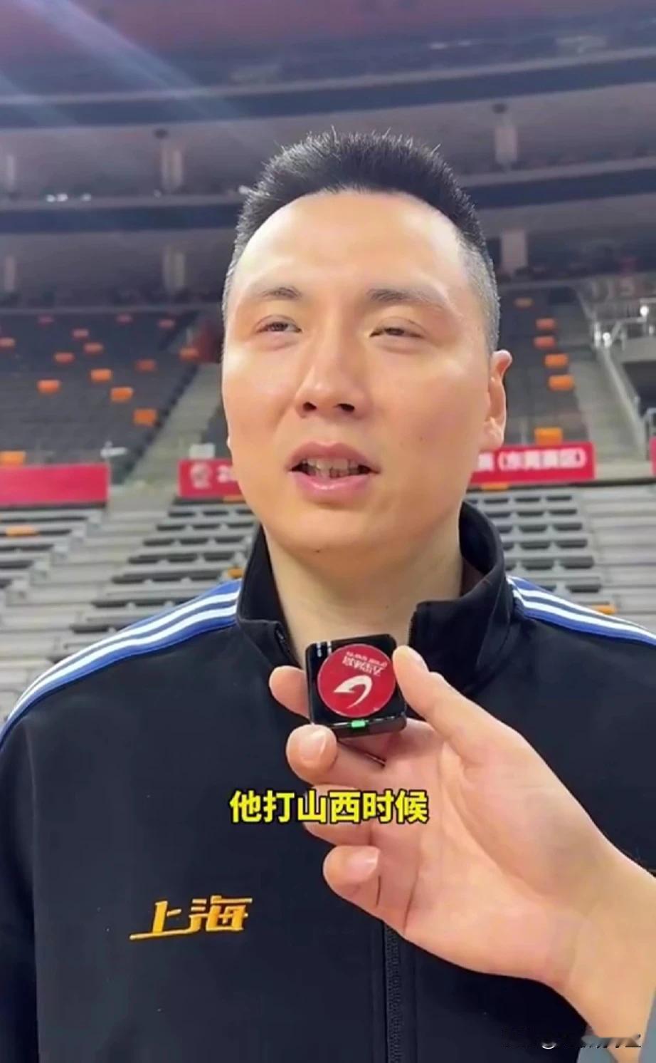 卢伟：今晚打广东会很困难，洛夫顿因为背部有伤可能会轮休！不得不说，卢伟还是挺聪