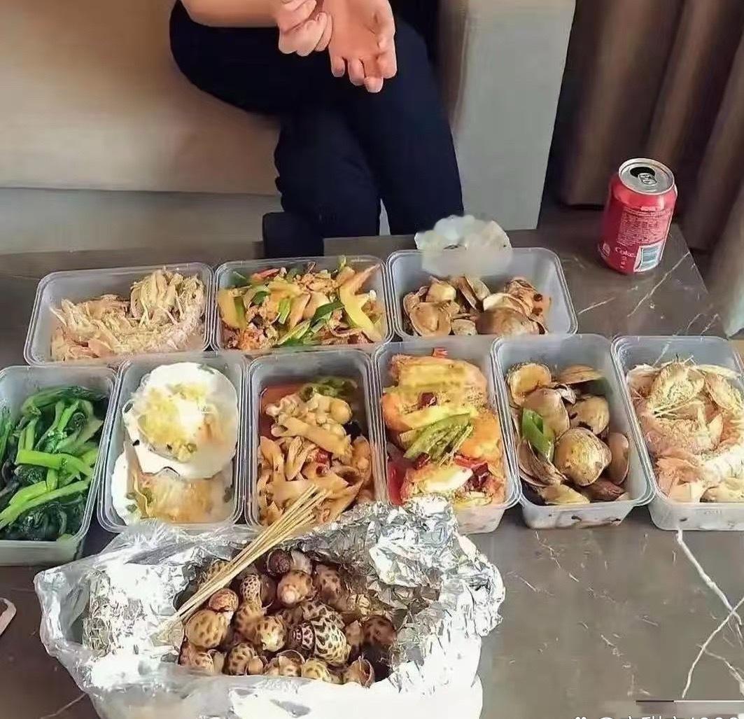 秦海璐这一顿吃下来就顶我半个月工资了吧