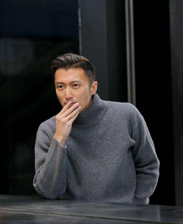 谢霆锋、周杰伦谁更有钱?谢霆锋是80年8月的，周杰伦是79年1月的俩人相差一岁七个多月，周杰伦稍微大