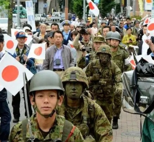日本现在是不是在备战？直接说答案，很有可能。现在日本的国运衰落速度快得惊人，日本