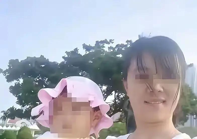 大热天的青岛，有个女人偏要把房门死死反锁，厚窗帘拉得密不透风，自己裹着长衣长裤在
