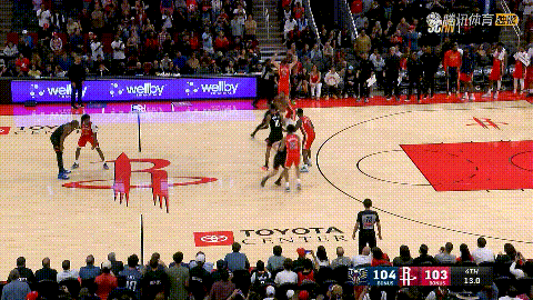 火箭超级球星杜兰特真是球队的篮球之神！在今天火箭主场迎战鹈鹕的比赛中，当时距离全