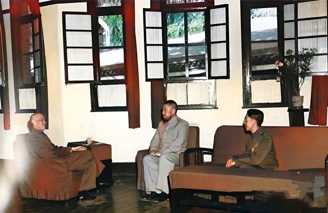 这是蒋中正与马步芳、马继援父子俩谈话。此时，马步芳与马继援看起来都相当的拘谨紧张