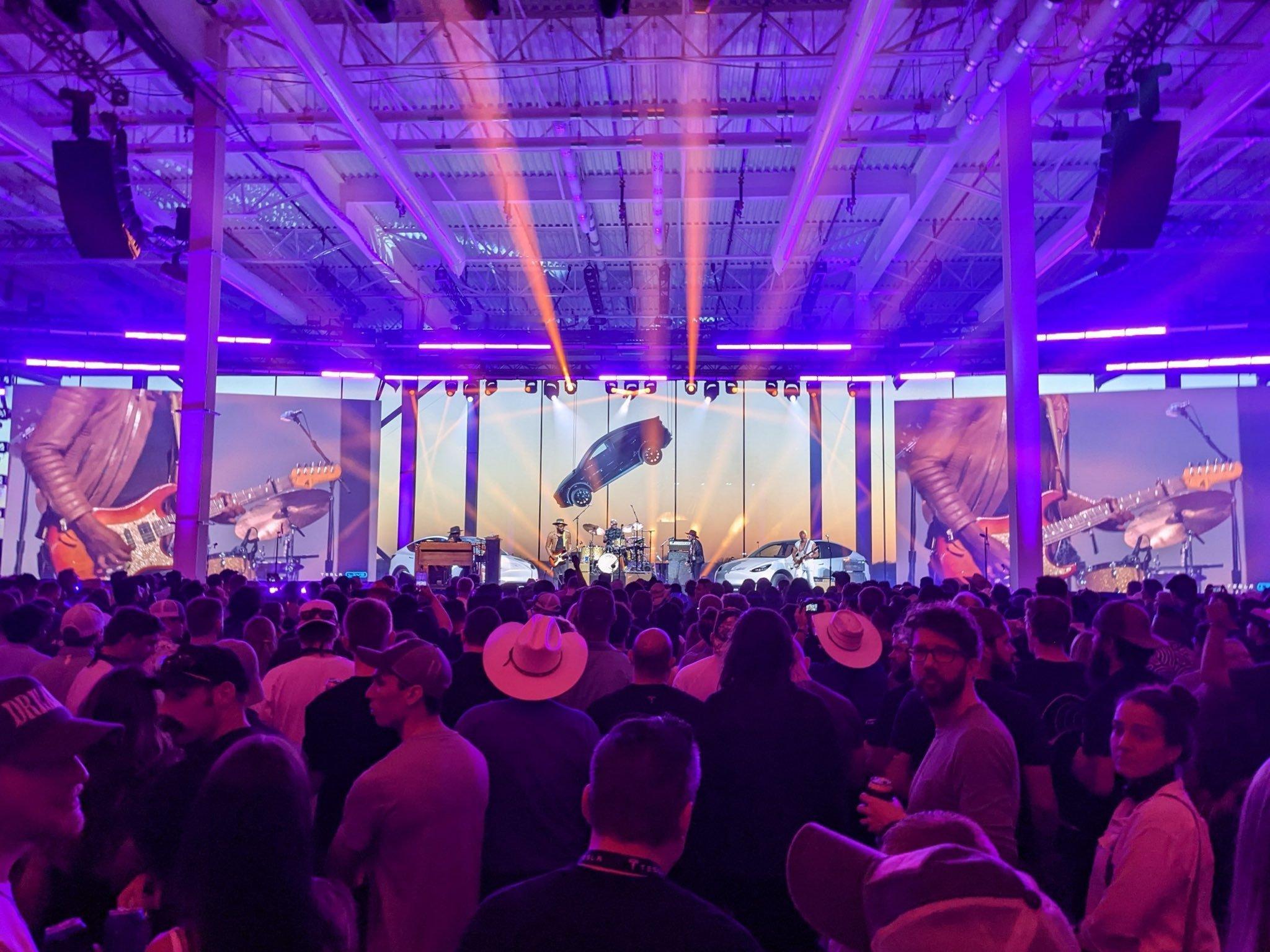 11月7日，特斯拉在美国得克萨斯州奥斯汀总部举办了年度股东大会，吸引了全球投资者