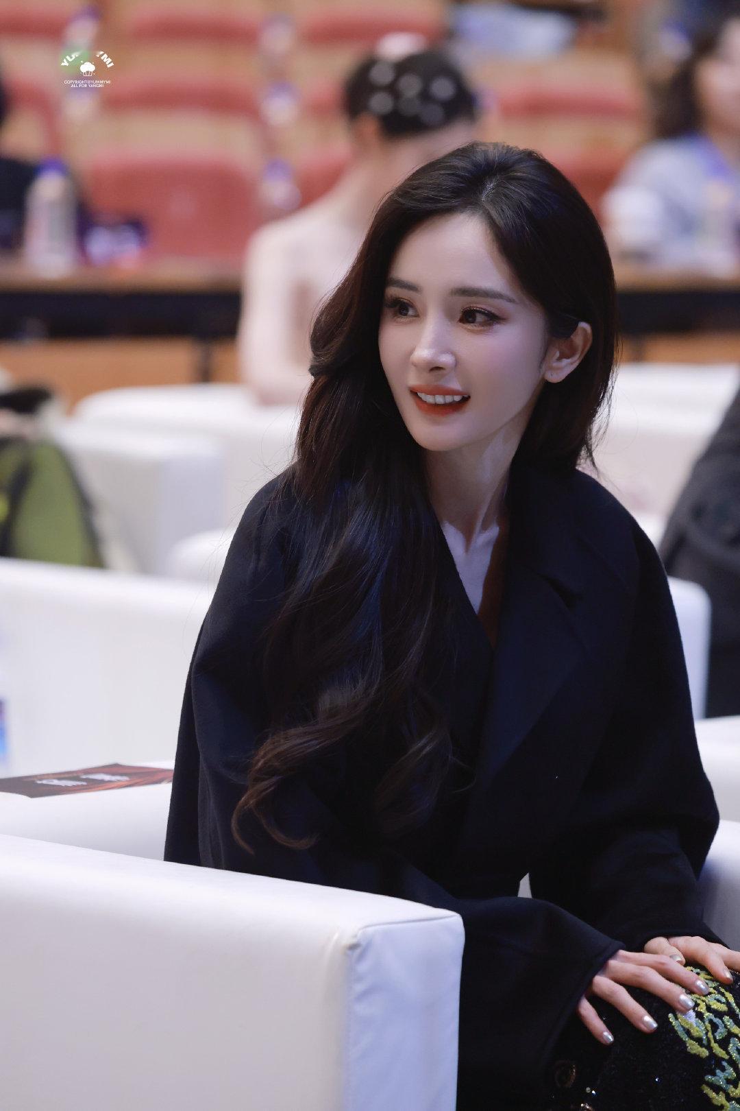 一款很温柔的妈幂🥺🥺🥺杨幂中国广电视听精品之夜路透©logo​​​