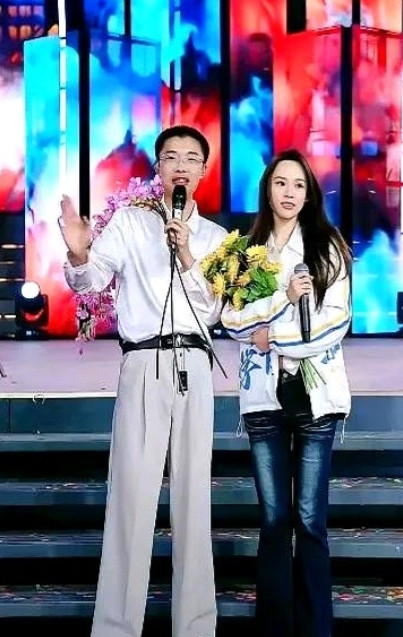 “顶流”郭有才，这回真栽了！5月1号，他在潍坊青州古城大舞台支棱起直播架子，