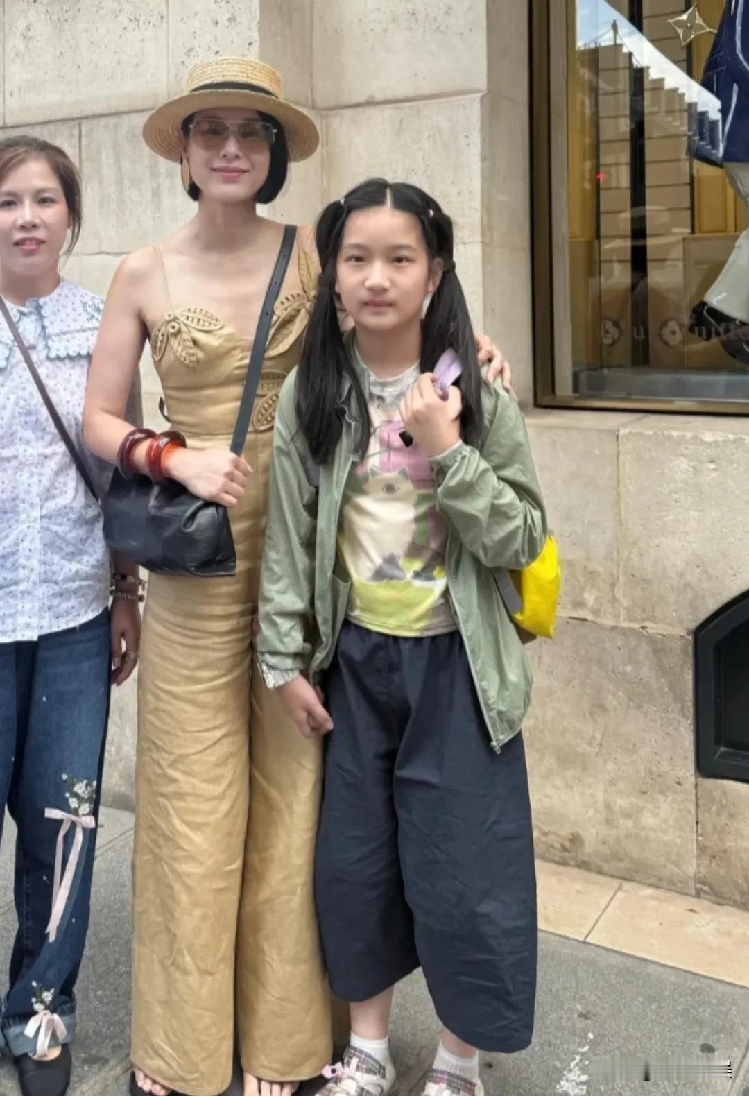 胡杏儿现身巴黎游玩，这姐们是真不上镜啊，现实中这么明艳照人，比电视里漂亮多了！