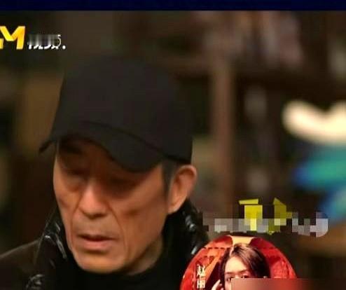 张艺谋在片场居然被演员“吓”到了。他指着赵丽颖连连摆手：“你快出来，我有点怕