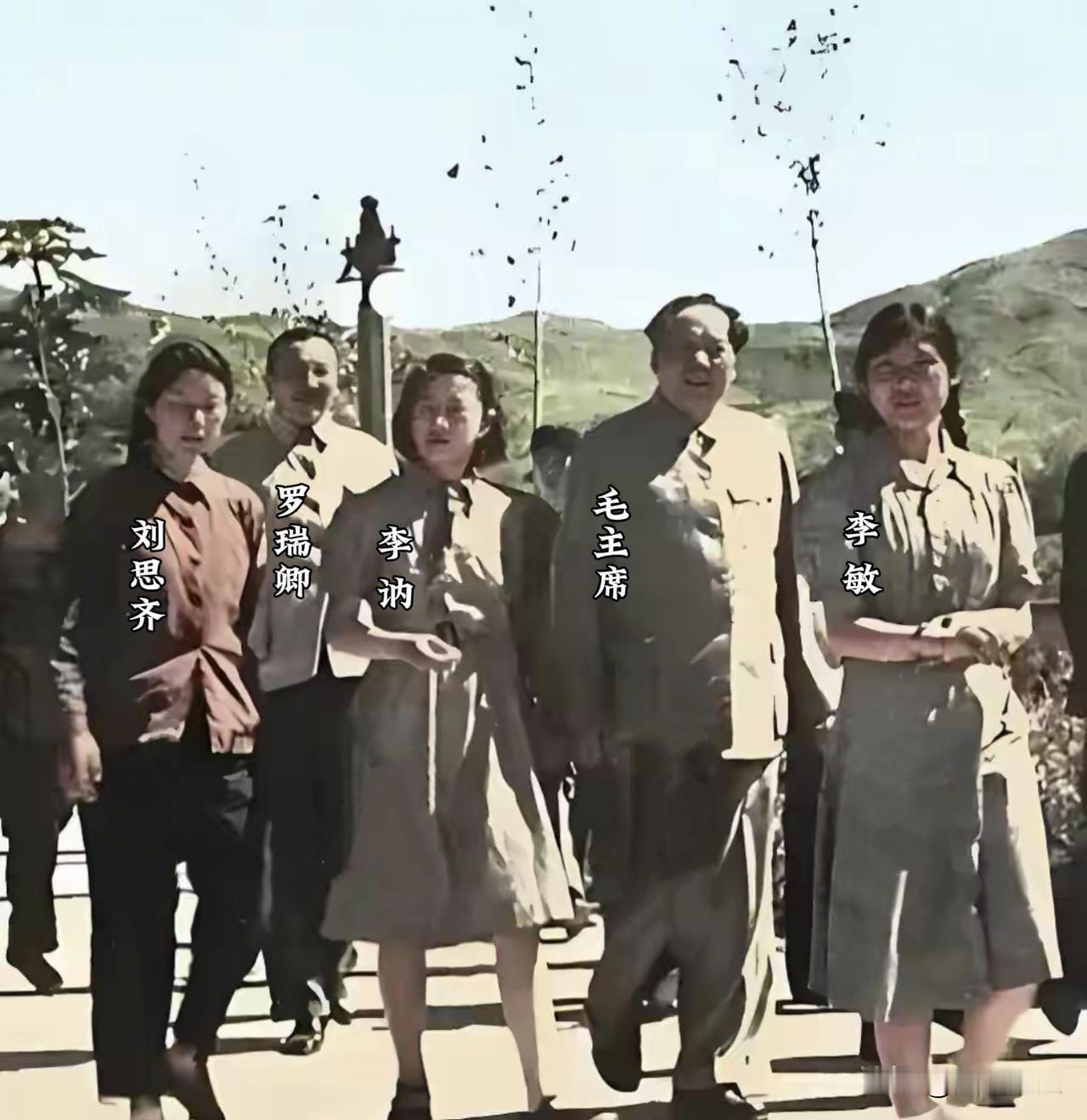 毛主席在玉泉山和家人的温馨瞬间！1953年初夏，毛主席百忙之中抽出时间带着两