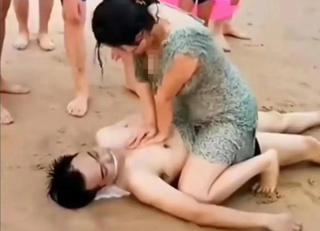 “不知廉耻，身子都露出来了！”男子海边落水，心跳呼吸都停了，一个穿泳装的姑娘冲上