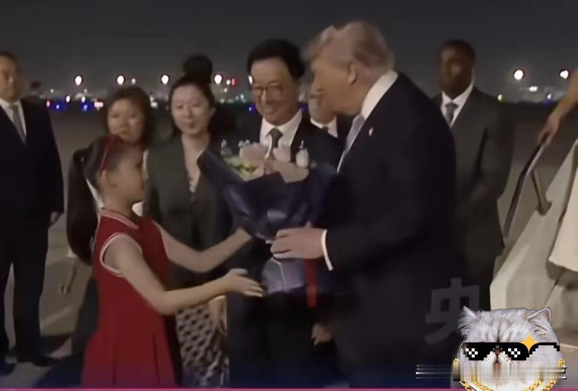 在今晚的迎接仪式中，最令人感动的不是整齐划一的仪仗队，也不是现场热情的欢迎人群，