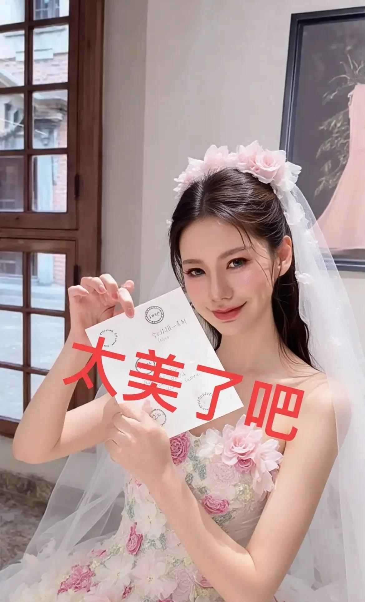 网传马筱梅的婚纱不仅镶嵌了999颗钻石，还外加99朵玫瑰，据说99朵玫瑰花语寓意