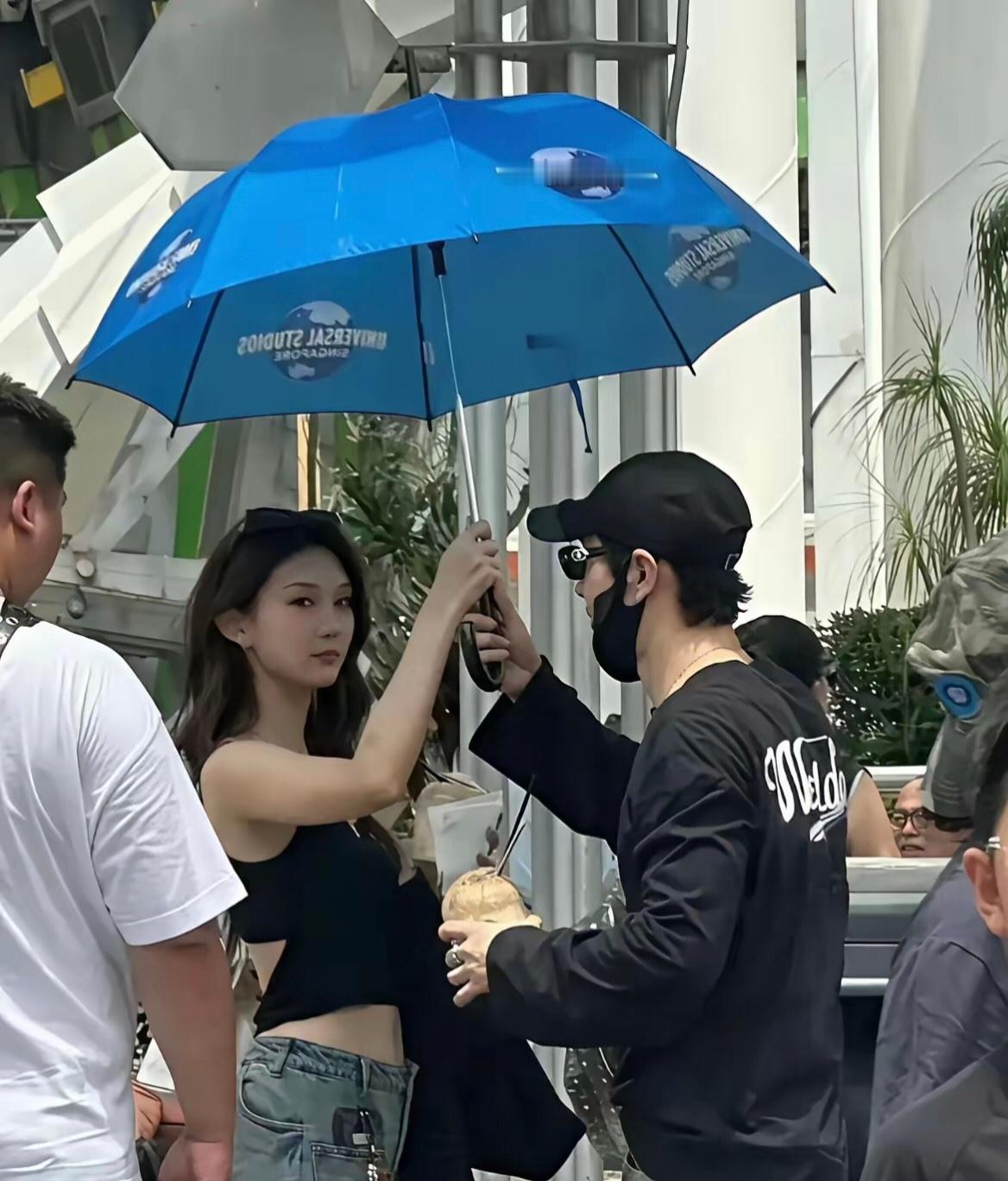 48岁的黄晓明和26岁新女友胡冉儿，虽然相隔了22岁，但是在一起完全看不出违和感