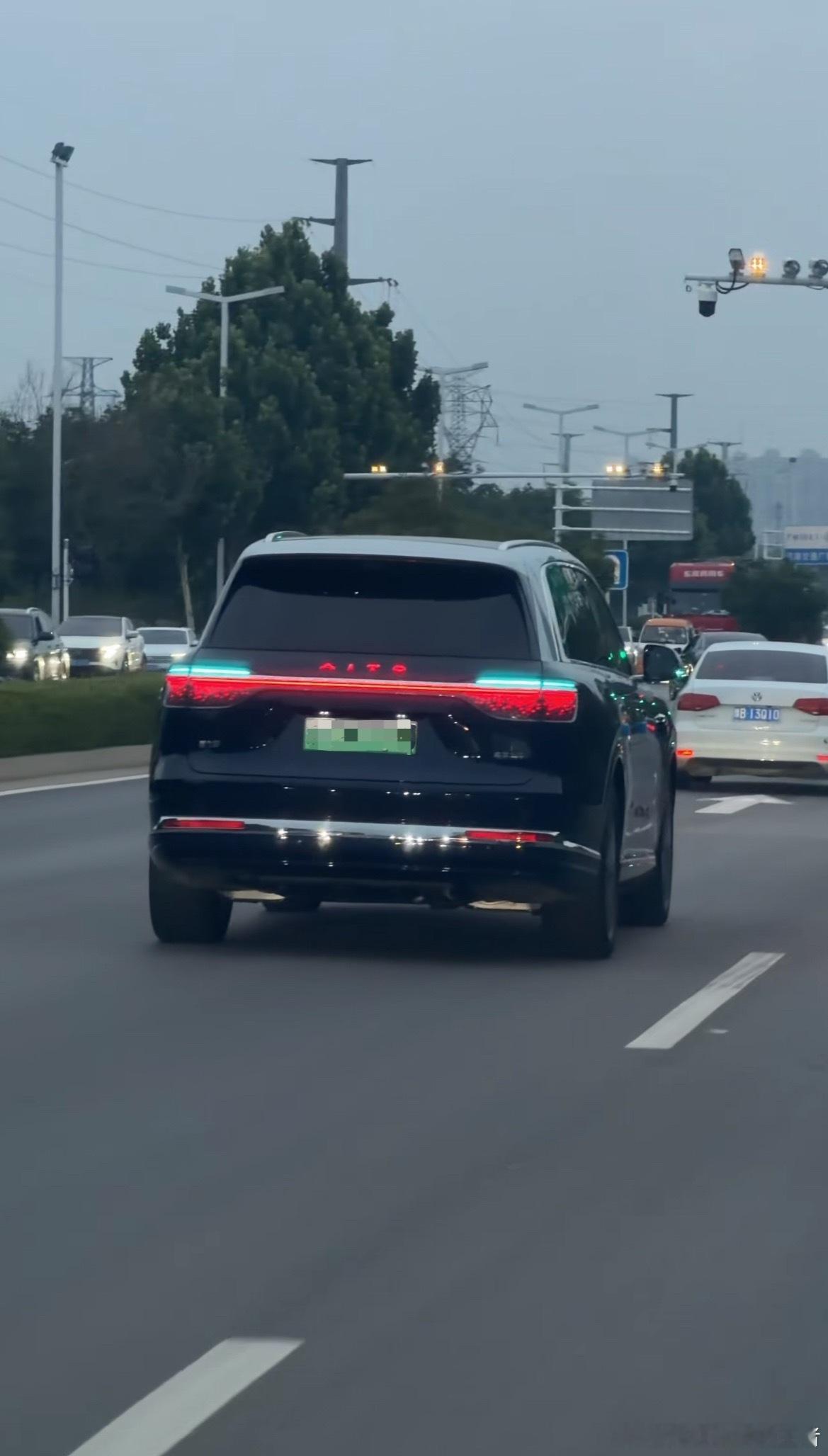 问界M9能击穿富人圈的逻辑是什么？就拿问界M9一直卖的极好来说，是它从产品原型到
