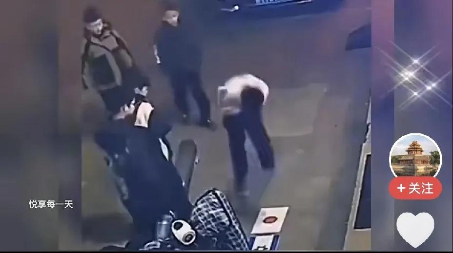 真的要为这几个小朋友点个赞！！！一个小朋友在溜滑板，突然发现地上有一个日本国旗