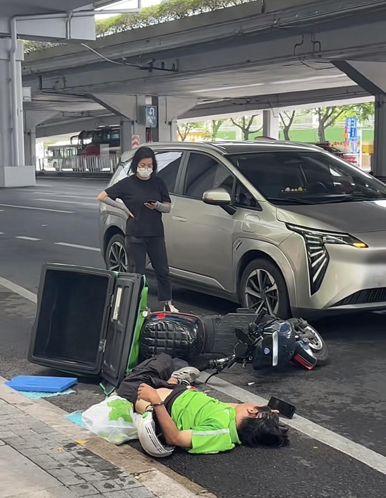 有见过这么淡定的外卖骑手吗，倒地上还能不慌不乱玩手机！广州火车站对开环市西路